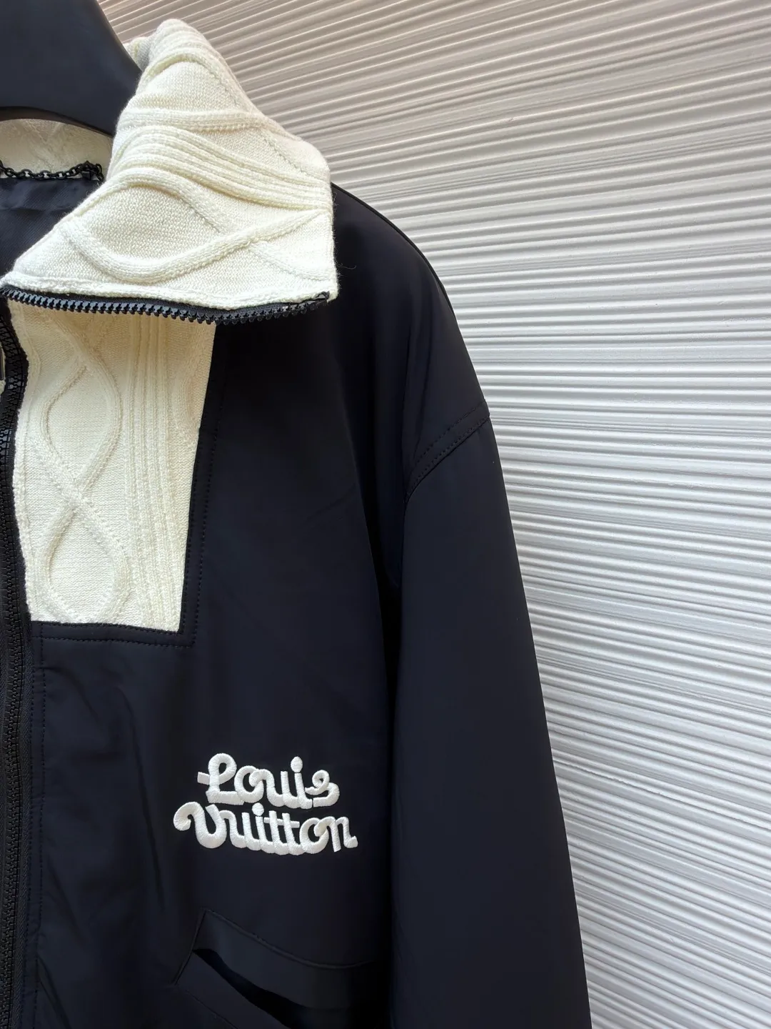 LOUIS VUITTON Tyler knitted high collar spliced jacket ●Original version: 36999 purchase and development ●Item number: 1681622-C30 ●Fabric: nylon fabric ●Technology: knitted ●Color: black and white ●Type: fitted version ●Weight: about 895 grams ●Size: 46-48-50 ●Description: This belted jacket is made of twill nylon, logo embroidery and large Blooming 1v logo embroidered on front and back. It is decorated with high-neck cable knit stitching and is sublimated using pure cotton jacquard belt technology. Through the precise control of the jacquard mechanism during the weaving process, the cotton fabric can appear a gradual concave and convex pattern during the weaving process. The flower letter pattern on the back uses bract core three-dimensional embroidery technology and uses glossy mercerized embroidery thread to add a three-dimensional effect to the raised pattern. The hardware and accessories of the whole garment are all custom-made according to the original mold. The placket resin zipper is made from a custom mold, and the zipper puller is custom-sprayed with baking paint and fully engraved. A full set of new co-branded accessories, the upper body is crisp and stylish, and is exclusively produced. The overall wiring is straight and delicate, the fabric is comfortable and soft, and the color is consistent without color difference. It can be matched with the same style to create a fashionable look and control various occasions. Customized accessories, complete with three standards, same style for men and women!